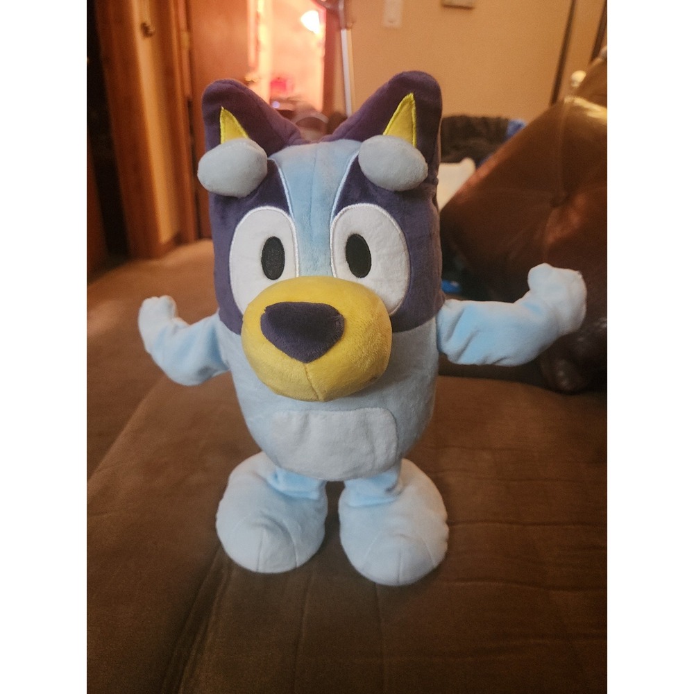 Bluey, Dance and Play 14" Animated Plush with Phrases/Songs